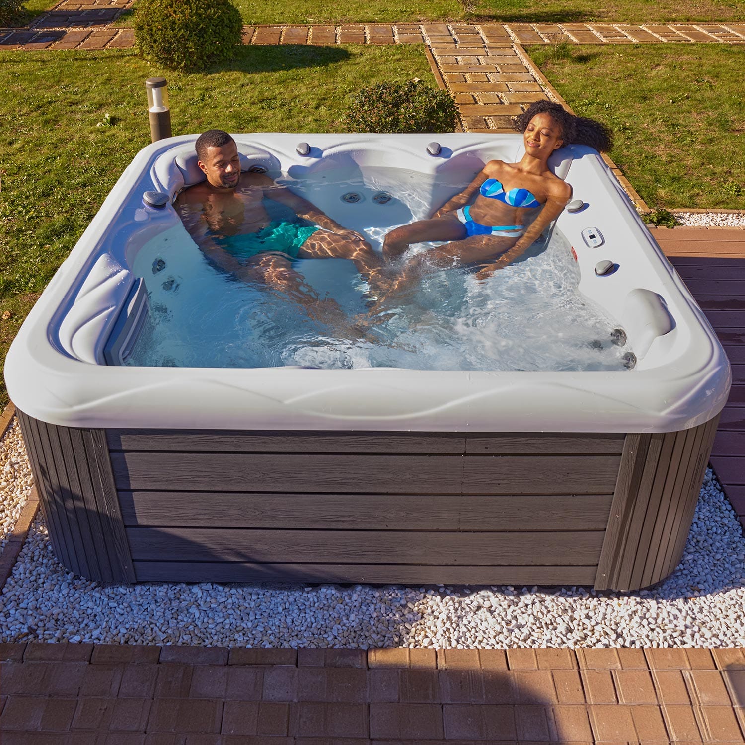 Wellis_Venus_hot_tub_lifestyle_15